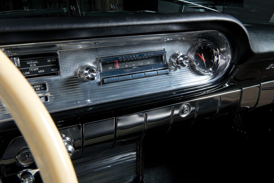 Детали интерьера Pontiac Star Chief Custom Bonneville Convertible (2867SDX) 1957 года  (фото 38 из 40)